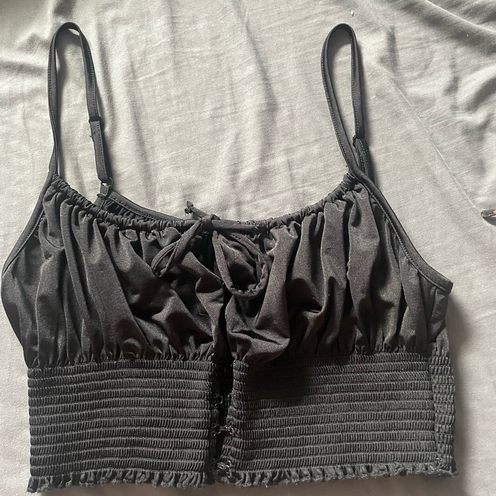 BLACK URBAN CROP TOP